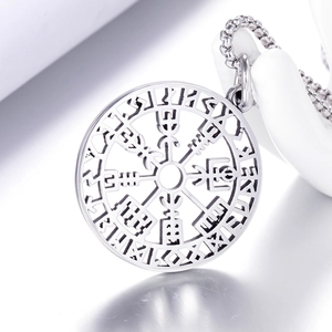 Détail macro du pendentif boussole Vegvisir en acier inoxydable avec runes nordiques