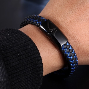 Bracelet tressé pour homme en cuir noir et bleu avec fermoir magnétique en acier