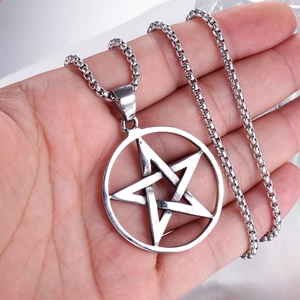 Détail du pendentif hexagramme en acier inoxydable argenté vintage avec chaîne vénitienne