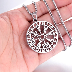 Détail du pendentif boussole Viking Vegvisir avec runes sur une chaîne en argent antique