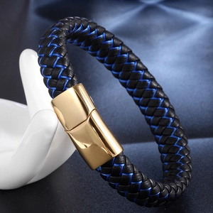 Détail du bracelet en cuir tressé noir et bleu avec un fermoir magnétique doré poli