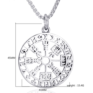 Détail d'un pendentif boussole vintage en argent avec dimensions de 45 mm par 41 mm