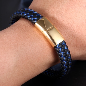 Macro d'un bracelet en cuir tressé pour homme avec fermoir magnétique en or poli