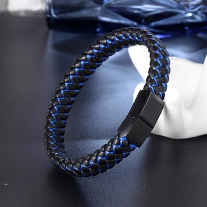 Bracelet tressé minimaliste en cuir pour homme avec accents bleus et fermoir magnétique