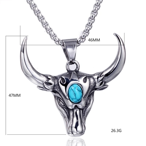 Gros plan du pendentif tête de taureau punk avec turquoise bleue et dimensions