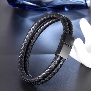 Bracelet pour homme en cuir tressé double couche avec fermoir magnétique mat sur un mannequin
