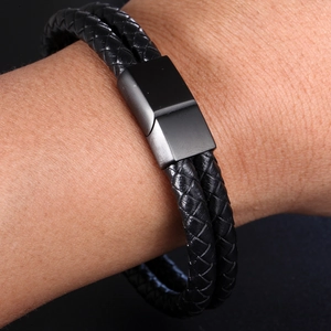 Gros plan d'un bracelet pour hommes en cuir tressé double couche avec fermoir magnétique mat