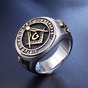 Vue macro d'une bague maçonnique avec gravure latine et relief de tête de mort
