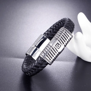 Bracelet pour homme en cuir tressé noir avec fermoir magnétique en acier et logo G