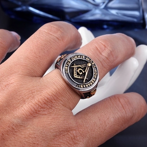 Détail d'une bague maçonnique avec gravure latine sur acier inoxydable brossé