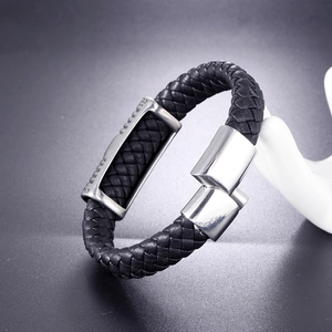 Bracelet tressé en cuir noir pour homme avec breloque en acier inoxydable poli