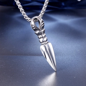 Retro stainless steel spearhead pendant necklace with vintage silver box chain style