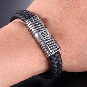 Détail du bracelet en cuir tressé noir avec plaque en acier et symbole maçonnique G