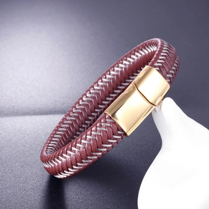 Bracelet pour homme en cuir tressé bordeaux avec un fermoir magnétique doré élégant