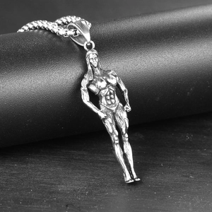 Pendentif femme bodybuildée en argent avec détails musculaires sur chaîne à billes