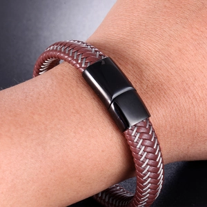 Bracelet pour homme en cuir tressé marron rouge et fil d'acier avec fermoir en métal noir