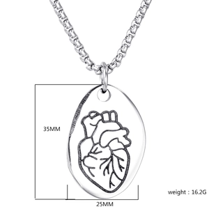 Vista dettagliata del ciondolo cuore anatomico con misure 35x25mm e peso di 16,2g