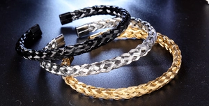 Bracciali in acciaio al titanio intrecciati a mano in tre colori con chiusure quadrate