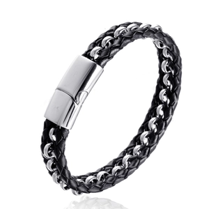 Détail du bracelet multicouche en cuir noir avec chaîne argentée et fermoir magnétique