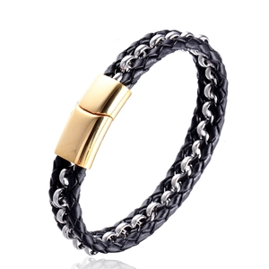 Détail du bracelet en cuir noir tressé avec perles argentées et fermoir magnétique doré