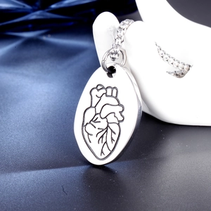 Collana con ciondolo a cuore anatomico in argento con catena a sfere metalliche