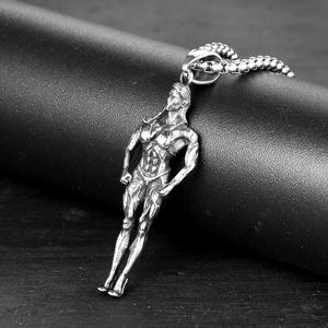 Collier avec pendentif femme culturiste en acier inoxydable argenté sur fond sombre