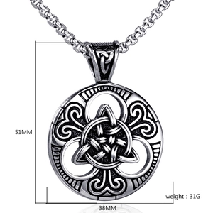 Detailed view of Celtic Knot necklace pendant with size 51x38mm and 31g weight