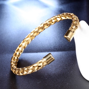 Bracciale rigido aperto intrecciato in acciaio al titanio dorato su supporto ceramico