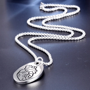 Collana con ciondolo a forma di cuore anatomico ovale in argento e catena a scatola