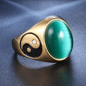 Bague vintage homme en acier doré avec pierre œil de chat verte et symbole Yin Yang