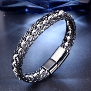 Gros plan d'un bracelet pour homme en cuir noir tressé et chaîne en acier inoxydable punk