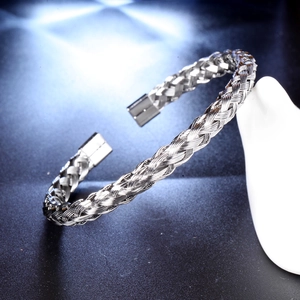 Bracciale rigido aperto intrecciato in acciaio inossidabile con finitura argento lucido