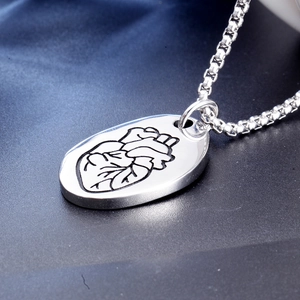 Collana con ciondolo a cuore anatomico ovale argentato e catena a maglia quadra sottile