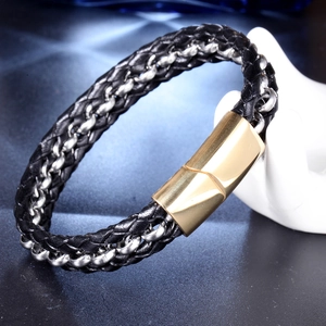 Gros plan sur bracelet en cuir tressé noir avec anneaux argentés et fermoir doré