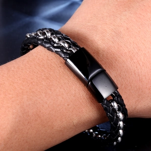 Détail du bracelet en cuir tressé pour homme avec chaîne et fermoir magnétique noir