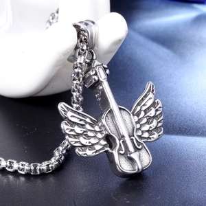 Collier violon avec ailes argentées et pendentif acier sur support main et fond bleu