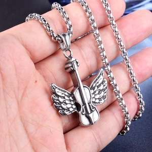 Détail macro du pendentif violon aigle argenté avec chaîne de boîte sur fond sombre