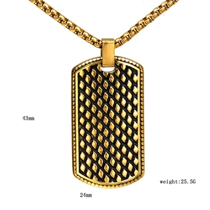 Détail du pendentif plaque militaire vintage doré avec dimensions et texture