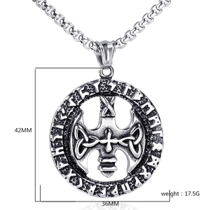 Dettaglio ciondolo ascia a nodo celtico con rune nordiche su catena box, 42mm x 36mm