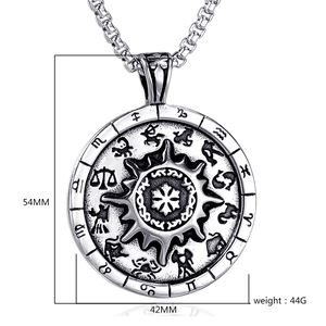 Détail du pendentif boussole rétro avec signes du zodiaque et dimensions 54mm par 42mm
