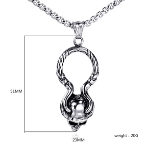Détail du pendentif tête de mort vintage en acier inoxydable de 51mm sur 23mm