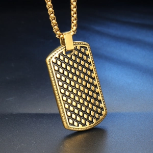 Gros plan sur pendentif plaque militaire dorée vintage avec texture écailles et chaîne carrée