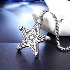 Vintage Punk Pentagramm Stern Anhänger Halskette aus Titanstahl auf einem Display