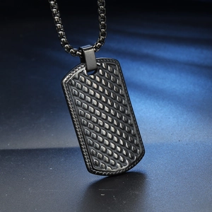 Détail du collier plaque militaire gris fusil avec motif diamant et chaîne à mailles