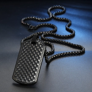 Vue détaillée du collier plaque militaire noir avec motif en diamant sur acier poli