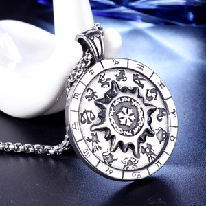 Collier boussole zodiaque vintage en acier inoxydable pour homme sur support