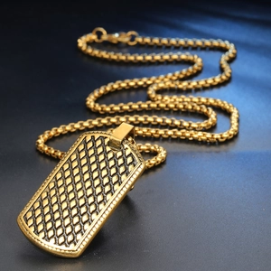 Collier pour homme en acier titane doré avec pendentif plaque à texture de diamant