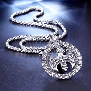 Vista macro del pendente vichingo in argento con rune, nodi celtici e ascia doppia