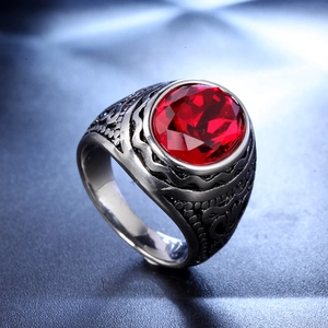 Gros plan d'une bague vintage pour homme avec une grande pierre précieuse rouge facettée