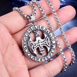 Collana con ciondolo vichingo in argento vintage tenuta in mano per mostrare le dimensioni